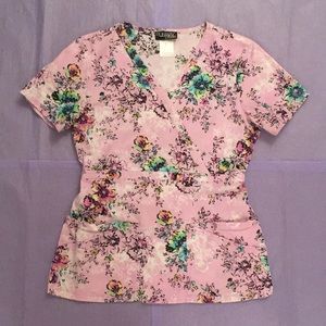 Cherokee Runway Floral Scrub Top Size Small